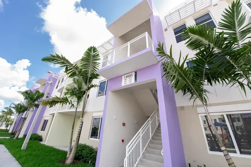 Royal Pointe Apartment Homes, Miami, image 2 of 10