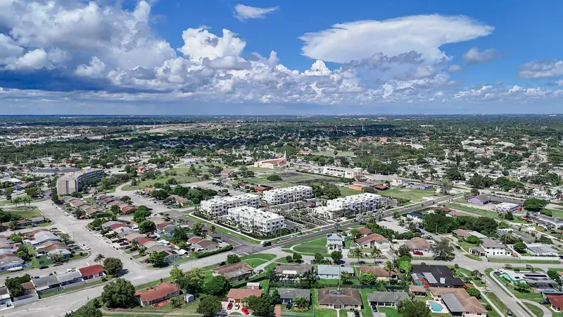 Royal Pointe Apartment Homes, Miami, image 4 of 10