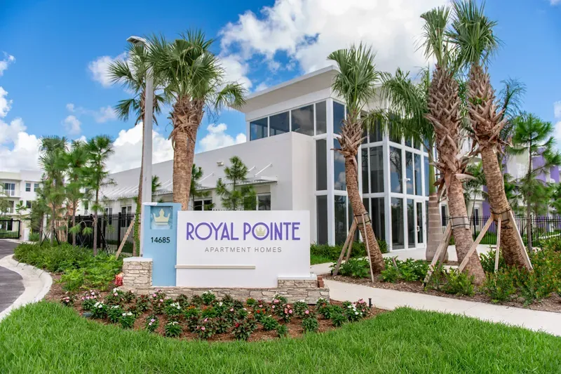 Royal Pointe Apartment Homes, Miami, image 5 of 10