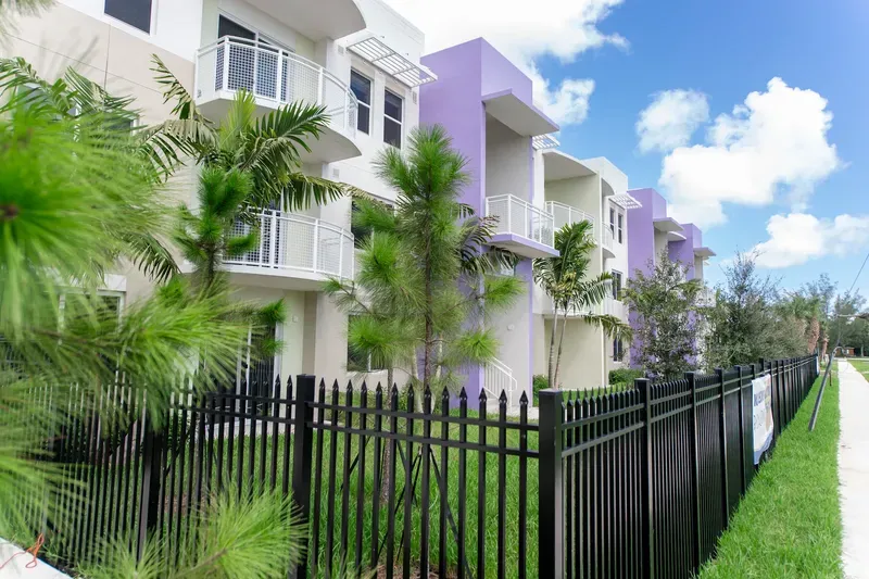 Royal Pointe Apartment Homes, Miami, image 6 of 10