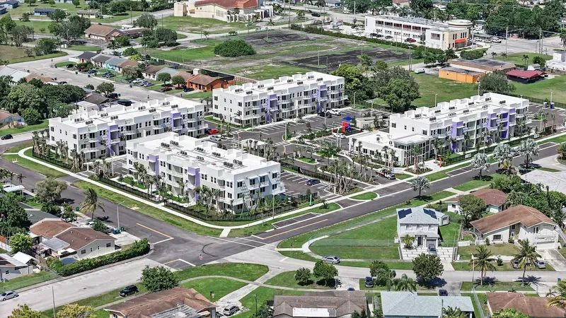 Royal Pointe Apartment Homes, Miami, image 7 of 10